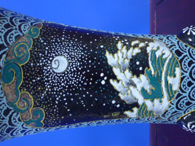 青と黒の楽器装飾陶器 青と黒の楽器装飾陶器