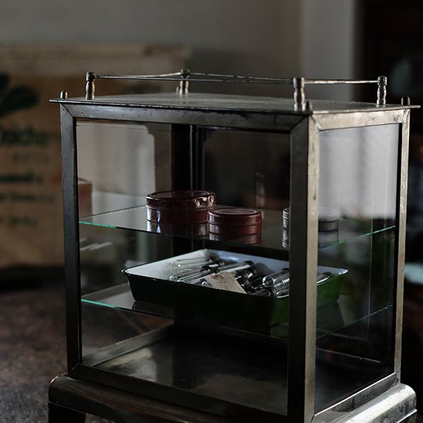 ガラス棚付きメタル製の古い消毒ケース – zakka store towi