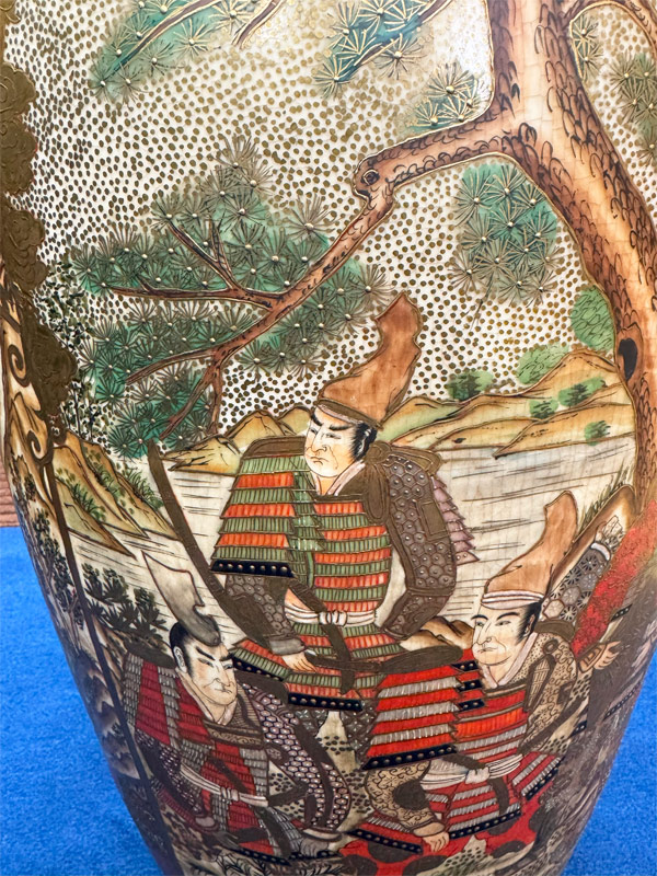 中国 嶺東窯 小琦作 金襴手騎馬武者図耳付大壺 薩摩風 金彩 武者絵