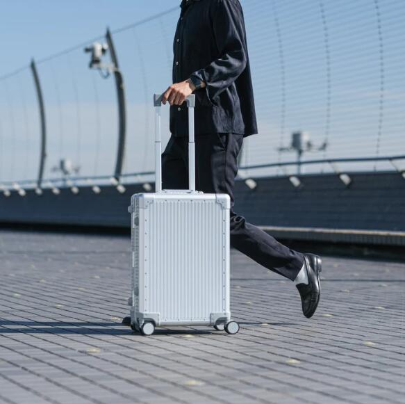 aucentic シルバー アルミニウム キャリーケース aucentic シルバー