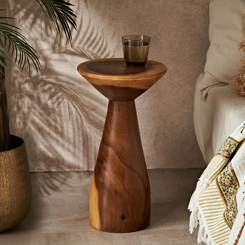 ナチュラルウッドのサイドテーブル 木の温もりと天然アロマの香り 椅子