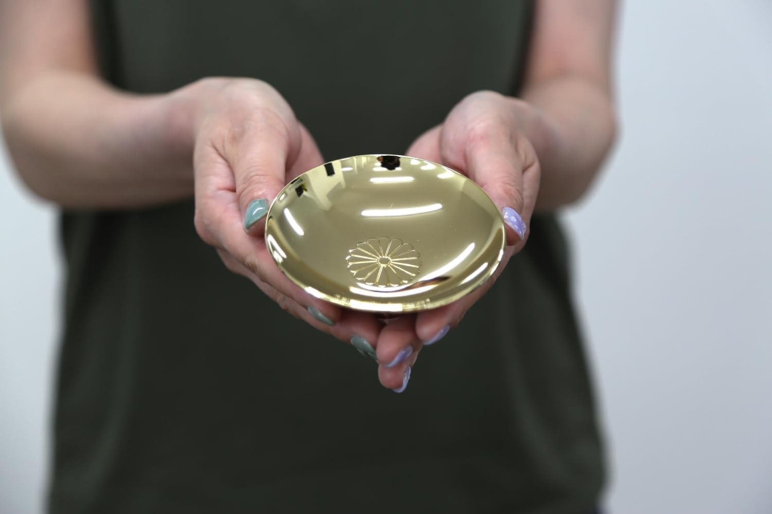 楽天市場】【送料無料】金杯 直径9cm 金 24GKP 飾り台付き 盃 菊 記念