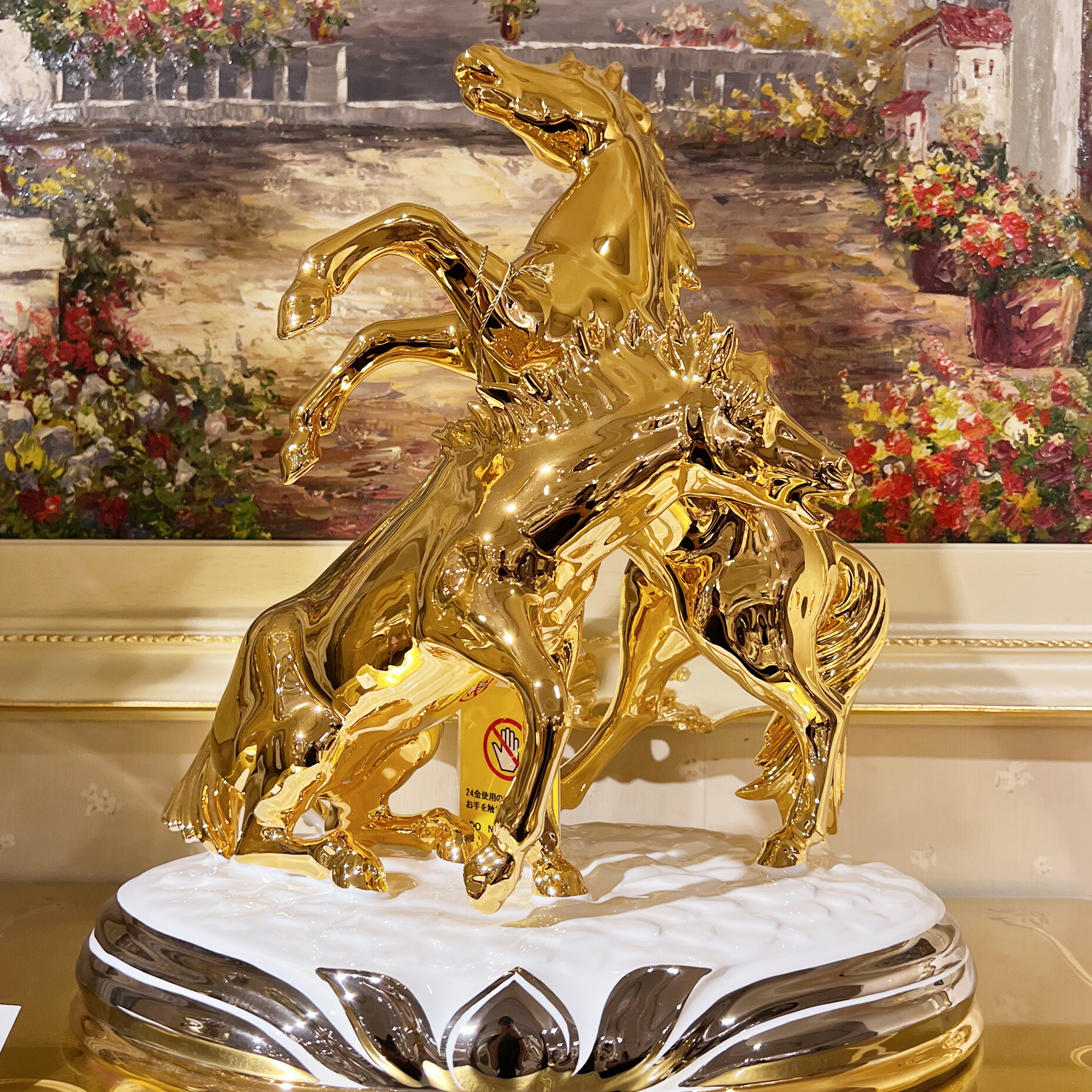 黄色の花梨.馬の手が届くと思います。マホガニーの置物ができます