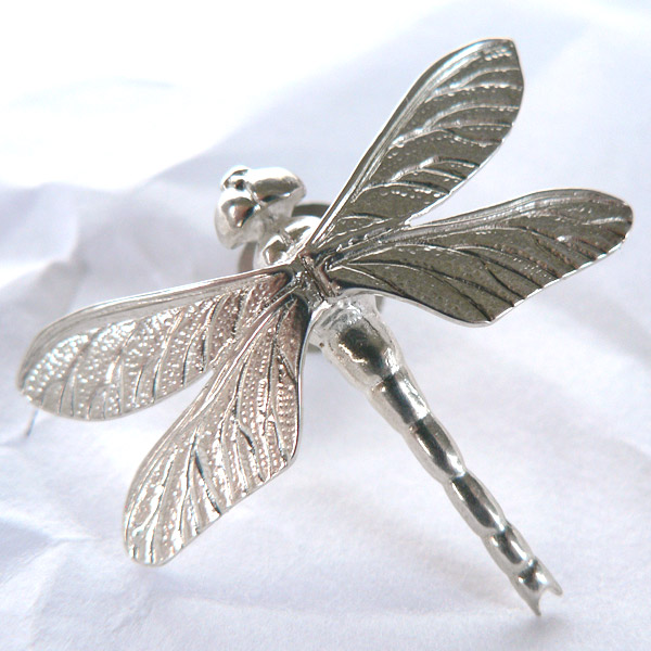 楽天市場】かざりや鐐 kzr-e-007 ピンバッジ「トンボ 大 (タイタック用