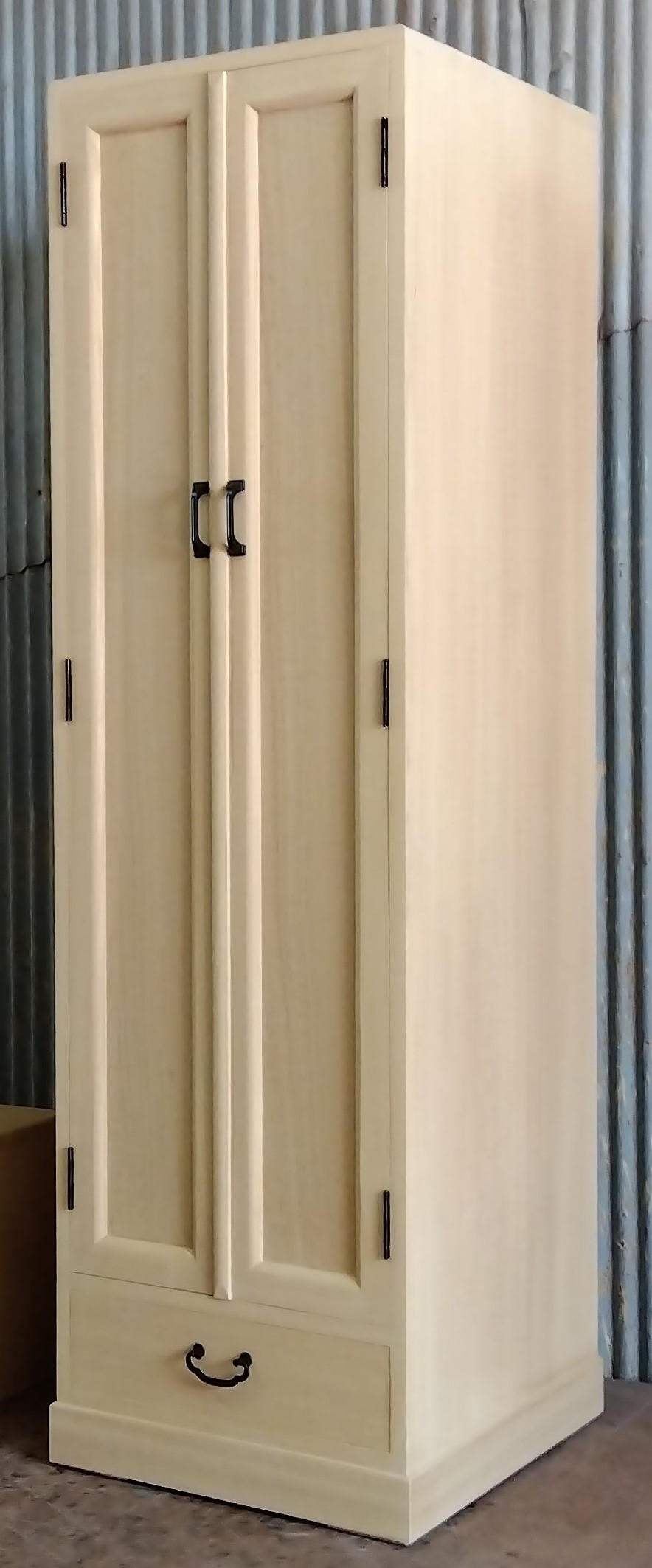 三味線用桐箪笥 3棹掛け 小物引き出し2カ所付 総桐 三味線用桐箪笥 3