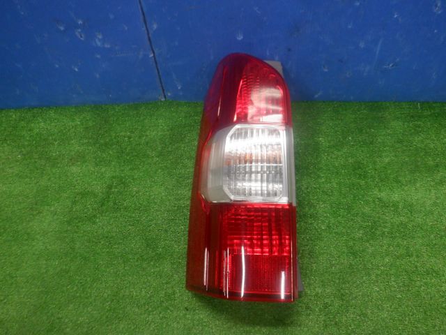 トヨタ テールランプ 52-304 左 トヨタ テールランプ 52-304 左 トヨタ