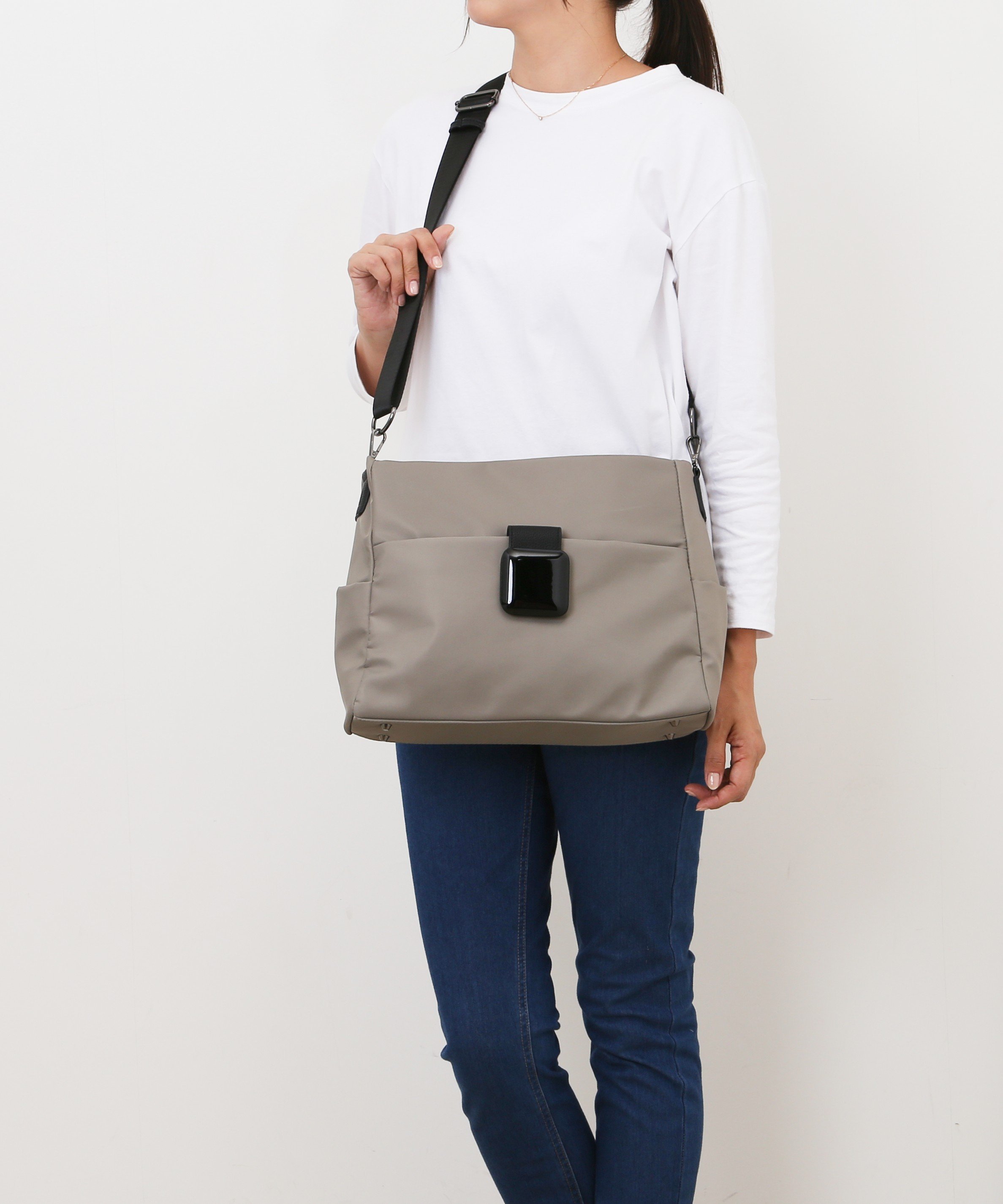 Rora｜ブラックスクエアナイロンショルダーバッグ | Rakuten Fashion