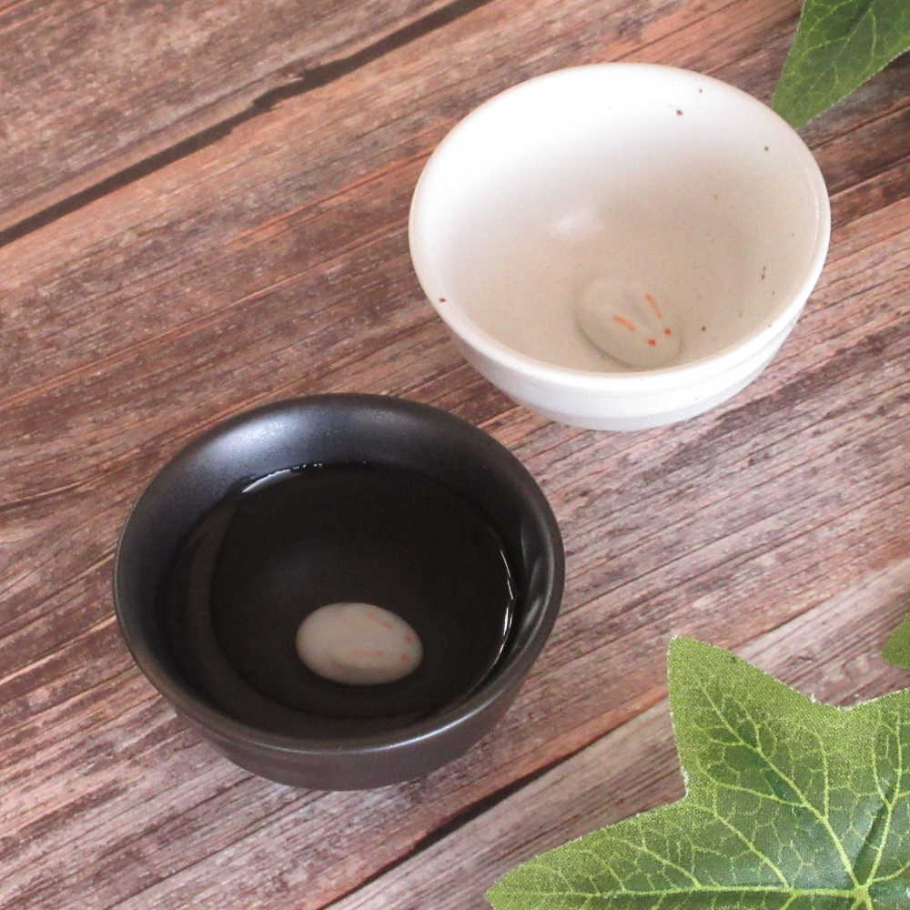 楽天市場】ぐい呑み うさぎ付き 黒／白 日本酒 ぐい呑み おちょこ 酒器