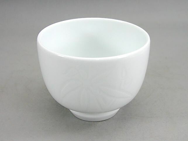 井上萬ニ白地笹彫文ぐい呑み