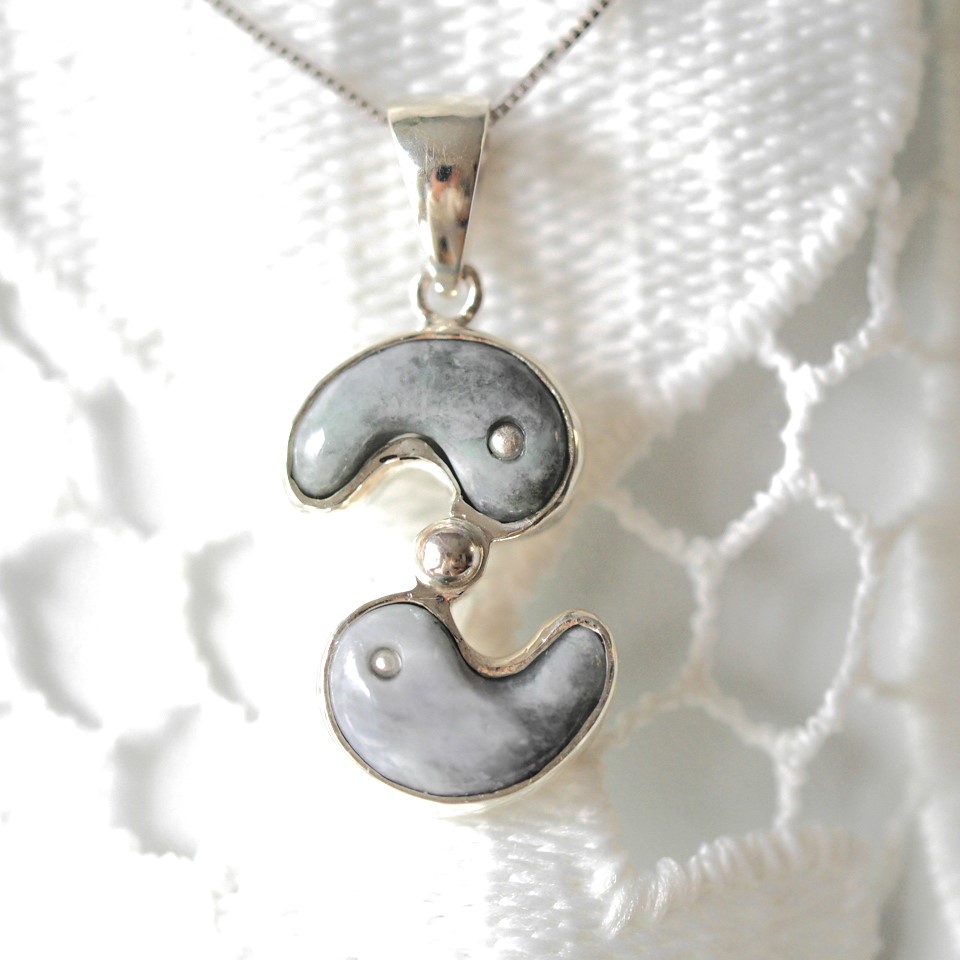 糸魚川翡翠 勾玉 和装 根付 天然無処理ヒスイ 鑑賞 お守り 【公式通販】