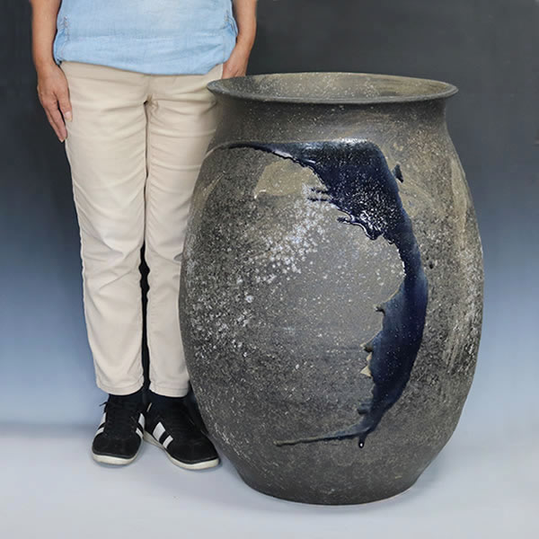 大壺 陶器製の丸い壺（白と茶色） 大壺 陶器製の丸い壺（白と茶色） 大