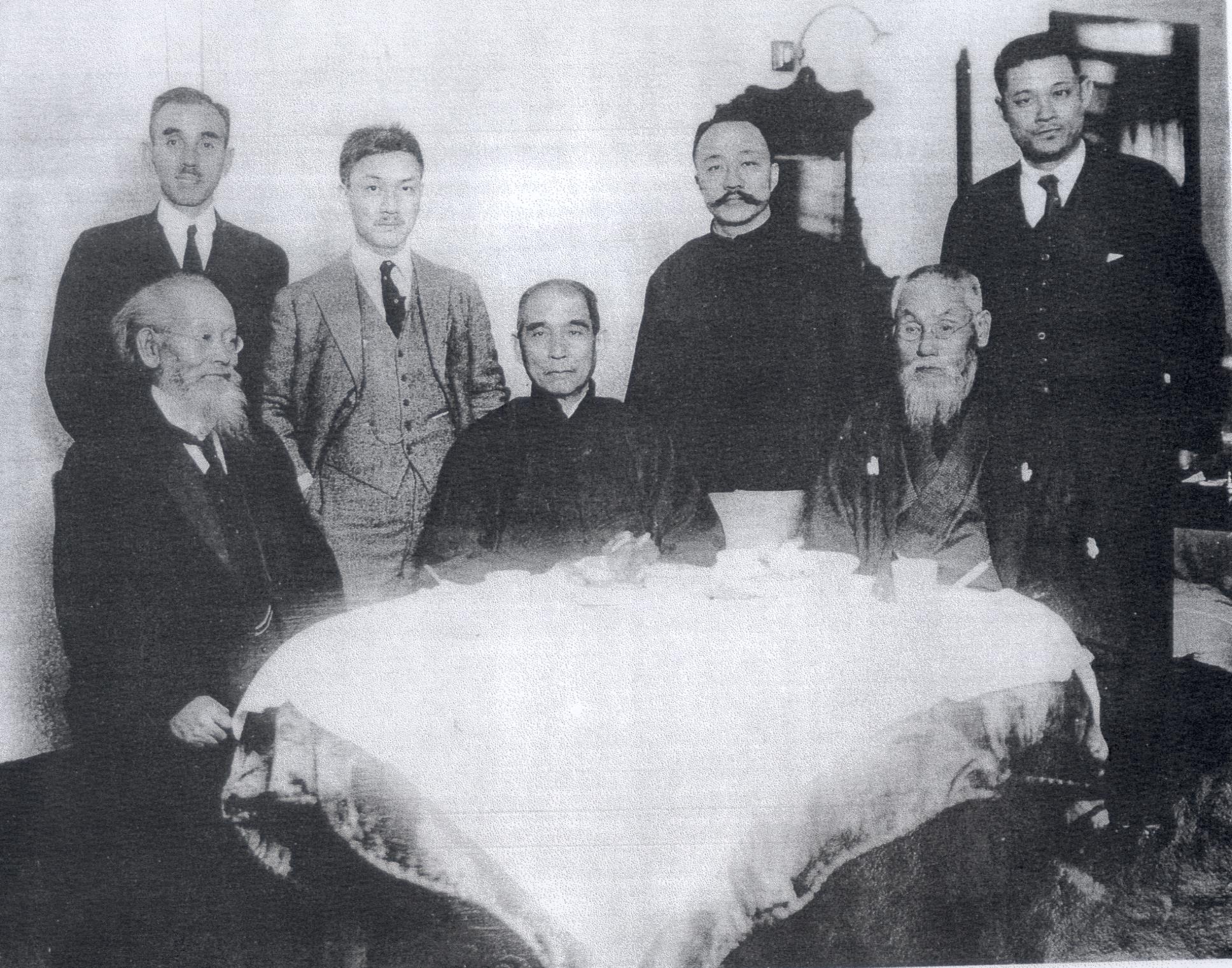 頭山満翁写真伝 と 巨人頭山満翁 の2冊 共に藤本尚則