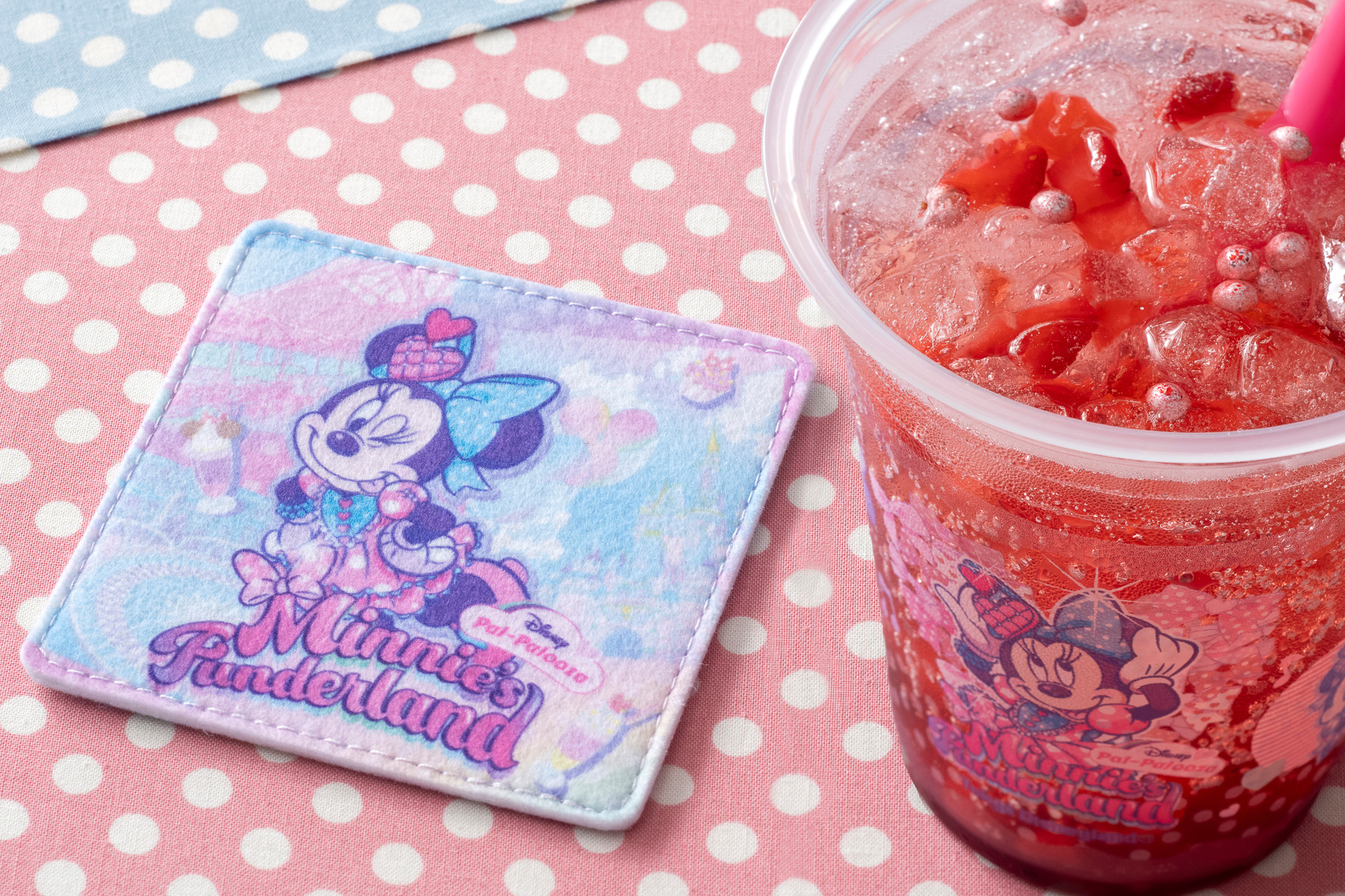 東京ディズニーランドでミニーモチーフのドリンクをゴクっ！ シュワっ