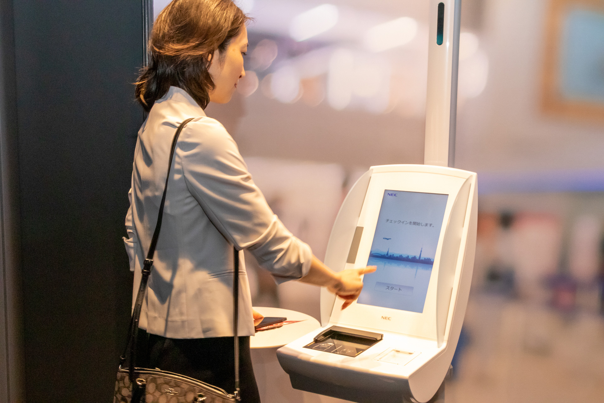 成田空港、空港混雑を緩和するNECの顔認証「One ID」を披露。2020年春