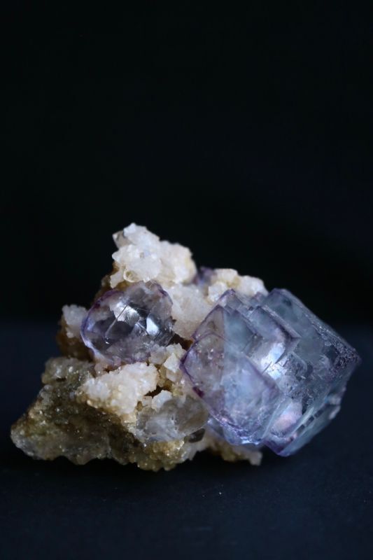 希少 国産鉱物標本 三重県産 蛍石 母岩付き フローライト 613g 石英