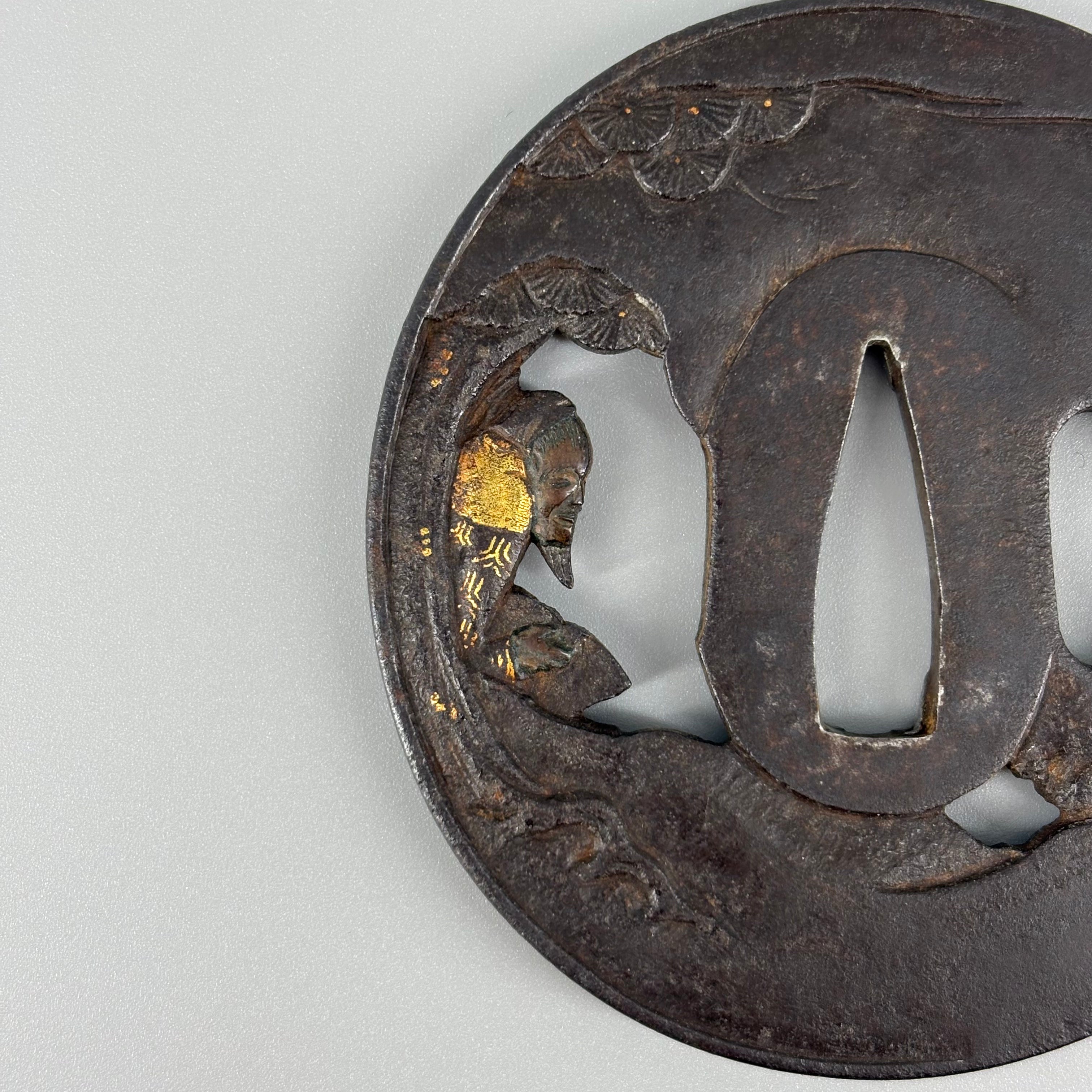 櫻】州の名作 鉄味抜群！ 力強き透かし 金象嵌が光る鉄地鍔