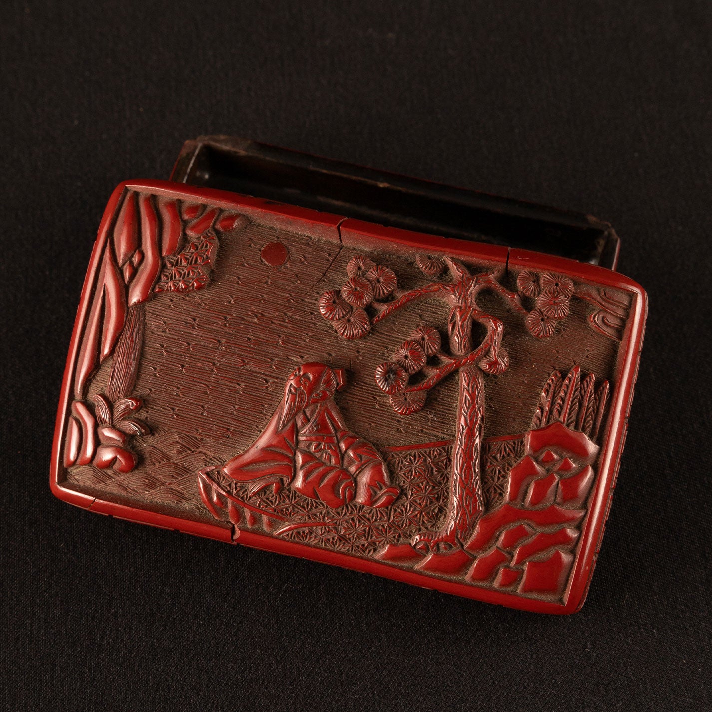 日本と中国の堆朱（ついしゅ）・剔紅（てきこう）とは？｜歴史・特徴を