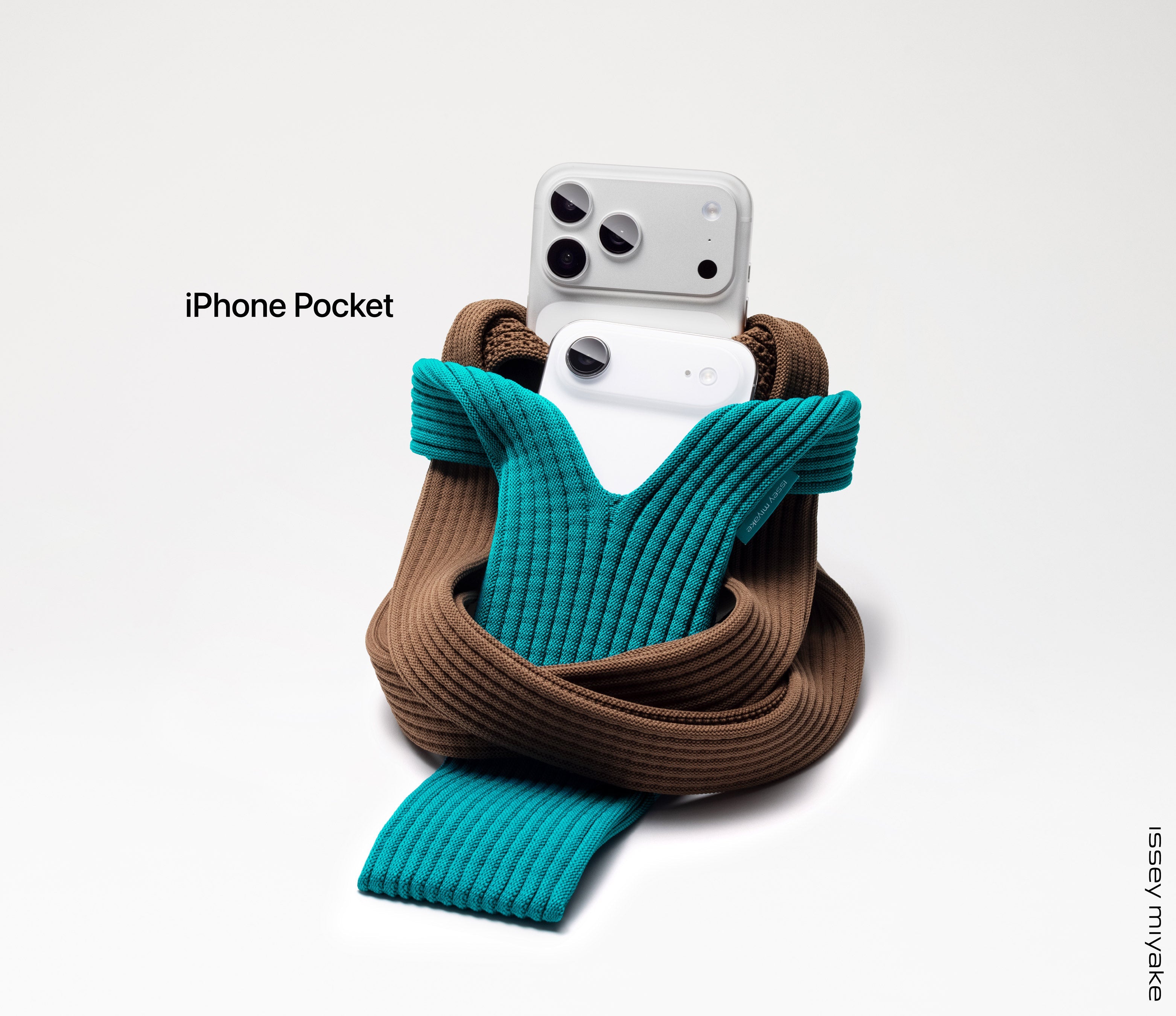 iPhone pocket by ISSEY MIYAKE ショート ピーコック iPhone Pocket by