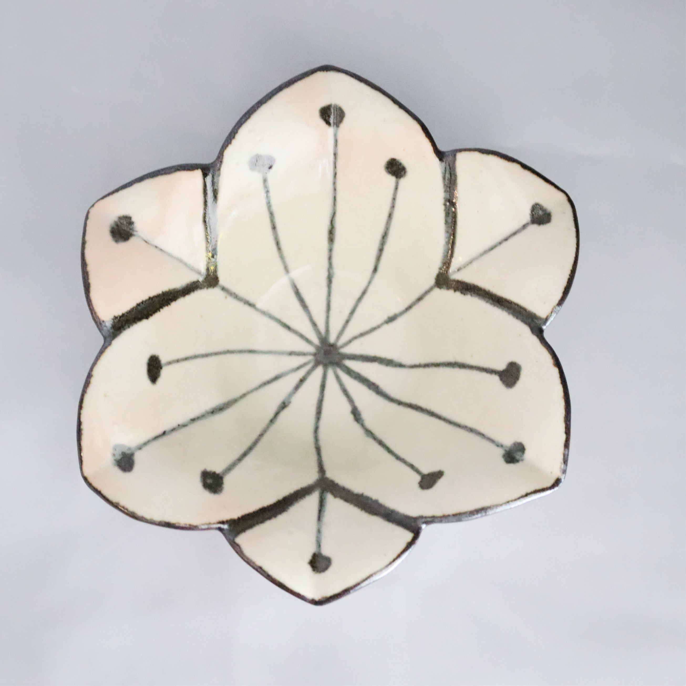 尾形乾山写しの逸品① 百合形向付6客 乾山銹絵百合形向付 - MIHO MUSEUM