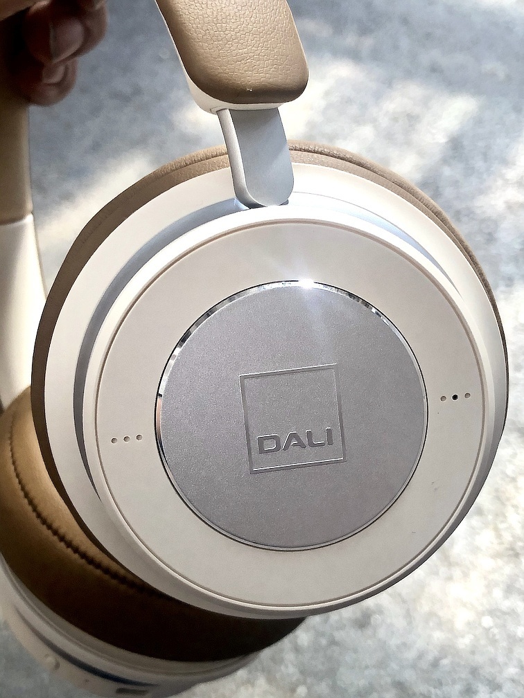 スピーカーメーカーのヘッドフォン、DALI iO-6レビュー: Music TO GO!