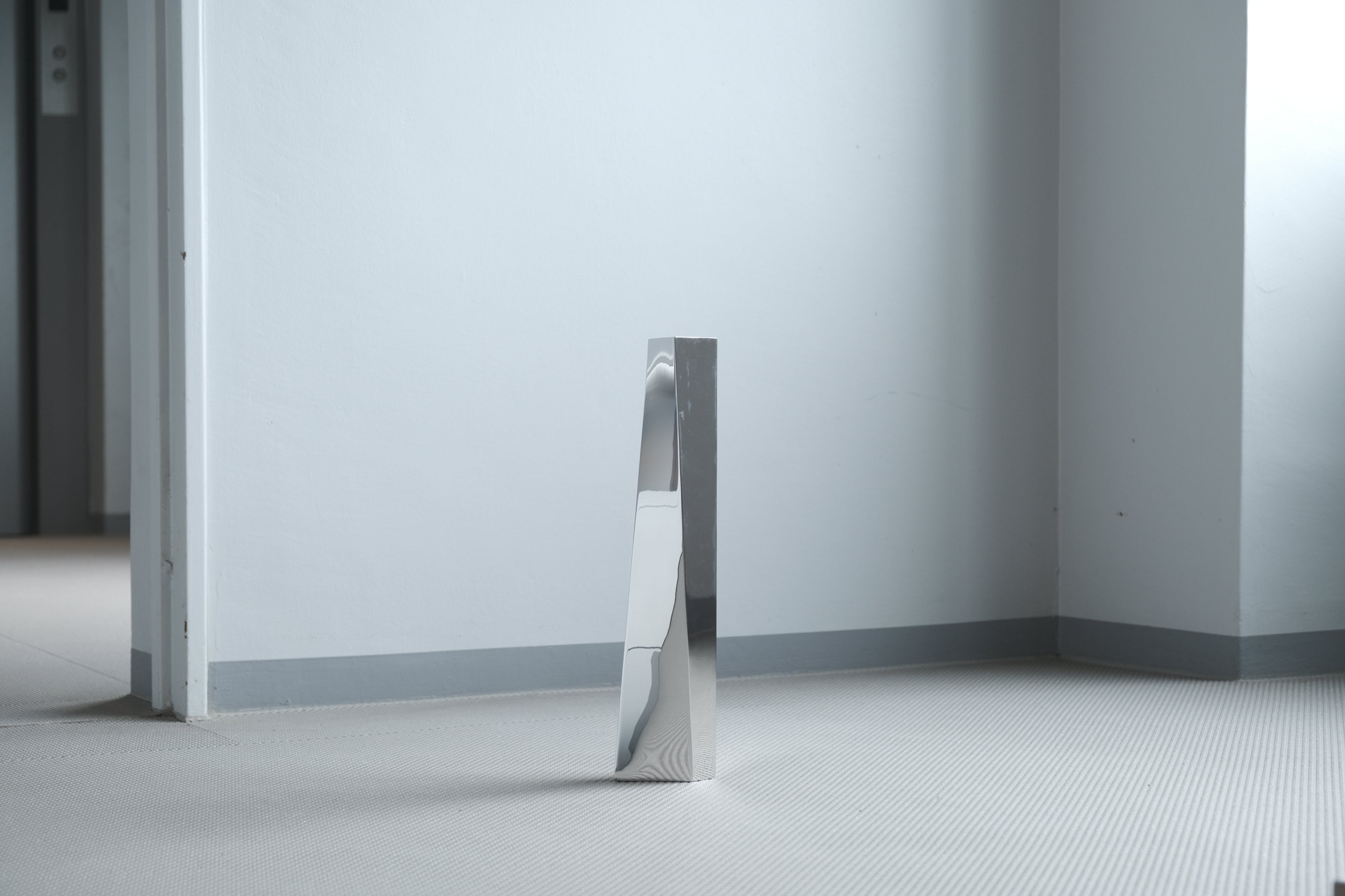 未来を活けるアート】ザハ・ハディッド フラワーベース “CREVASSE