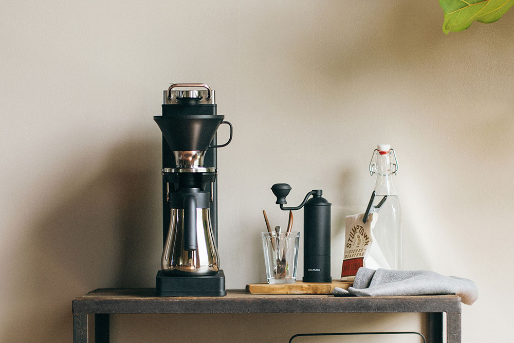 バルミューダからオールブラックの手挽きコーヒーミルが登場!! | GO