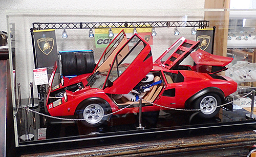 ランボルギーニカウンタック用アクリルケース｜お客様活用事例