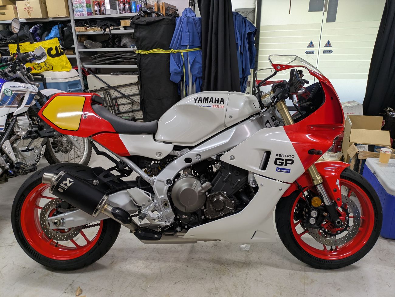 ワイズギア発・アクラポビッチフルエキ装着レポ！XSR900GPがより