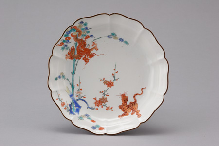 柿右衛門」団龍唐花文独楽形皿 柿右衛門」団龍唐花文独楽形皿