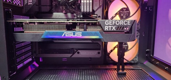 ケーブルの悩みが一気に解決！補助電源コネクタ不要「GeForce RTX 4070
