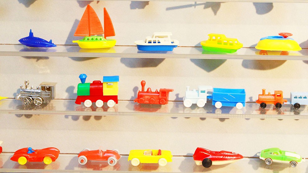 昭和40年代〜高度成長期の世相を反映したグリコのおもちゃたち