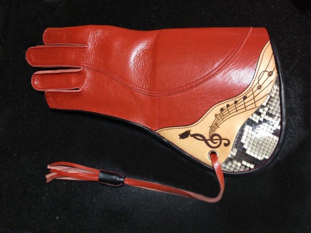 2個 英国から ファルコングローブ 猛禽類 革手袋 ふくろう フクロウ