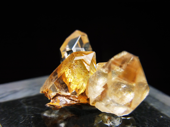 山梨県乙女鉱山国産天然水晶虹入り水晶1558g国産鉱物 硫黄入り水晶