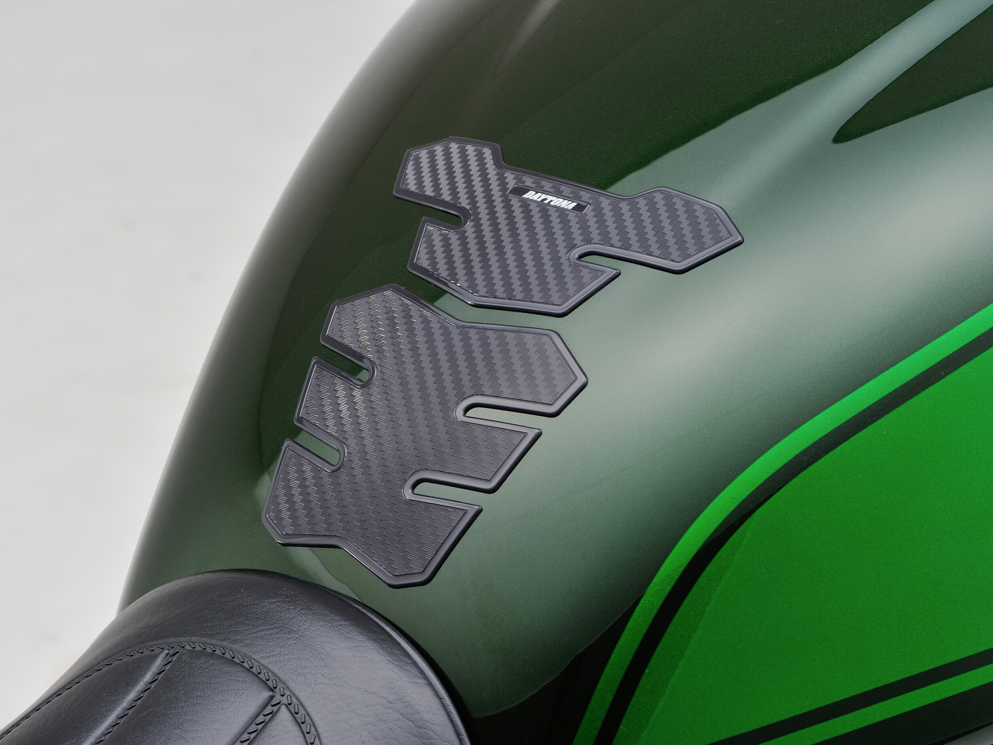 タンクパッド（軟質エンブレム）2ピース カーボンルック｜株式会社