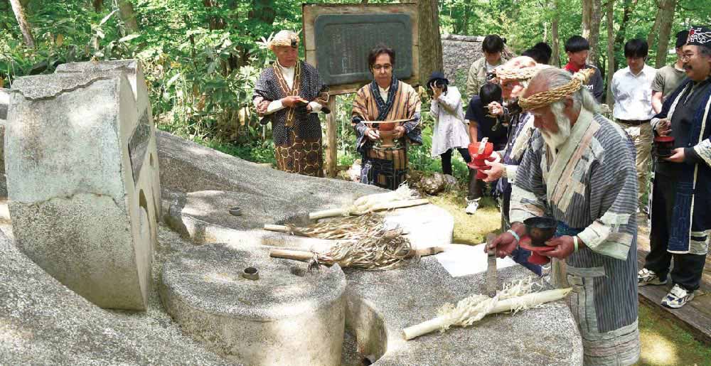 偉大なる祖先を讃える儀式 | カムイと共に生きる上川アイヌ〜大雪山の
