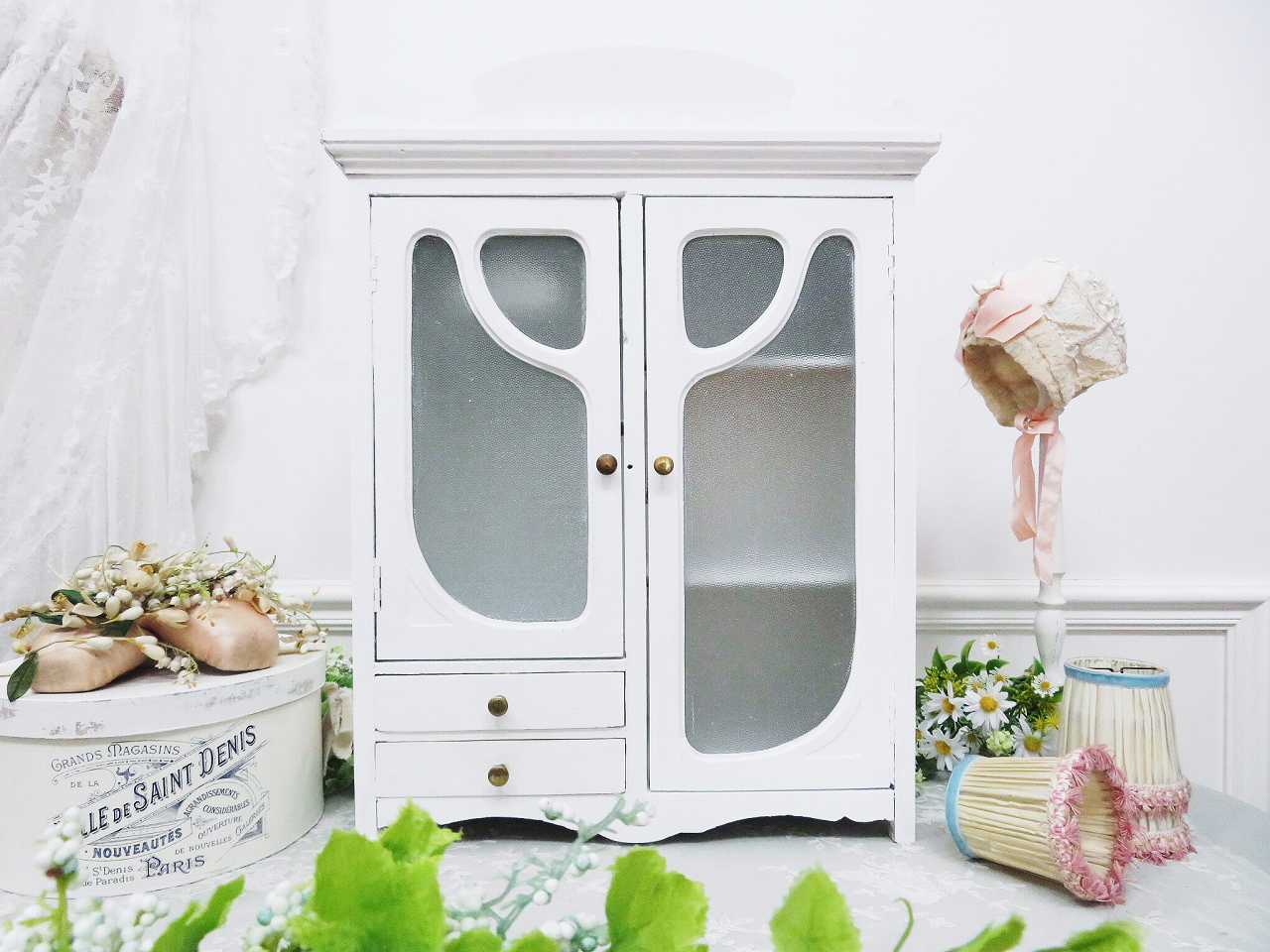 木製ガラス扉 ドールキャビネット - 薔薇と天使のアンティーク