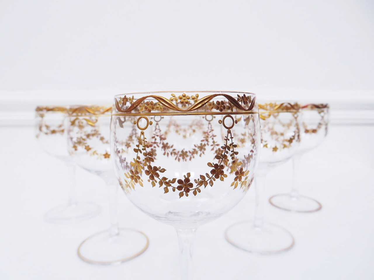 モーゼル金彩 薔薇ガーランドのワイングラス6点セット - 薔薇と天使の