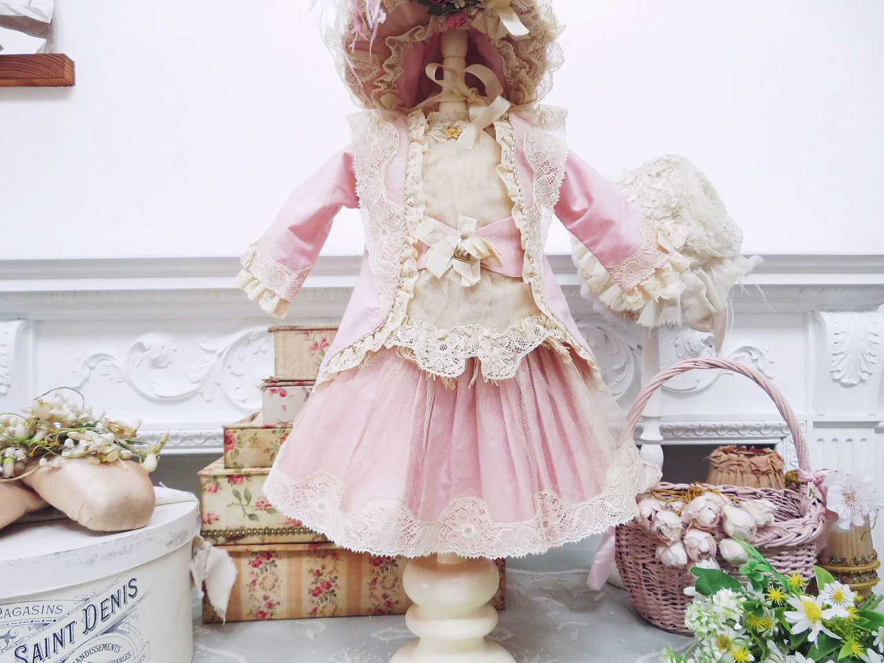 68センチアンティークドール用ドレスクリーム色レースドレスと帽子