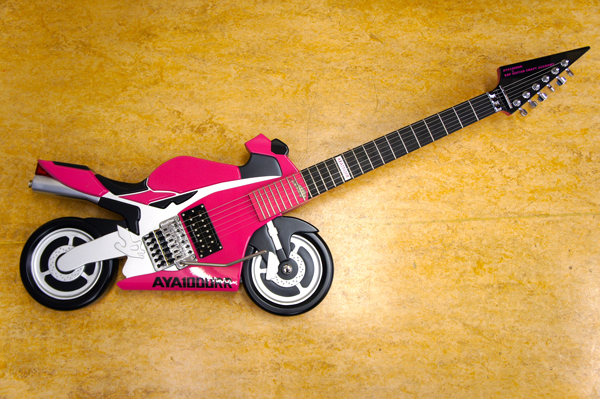 アーティストとのコラボレーションで製作したギターがメディアで