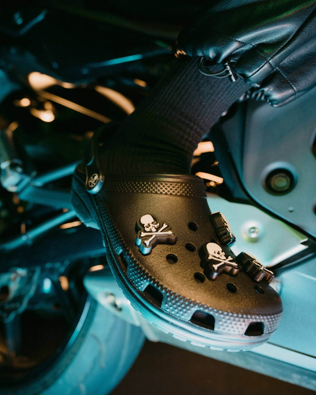 マスターマインド・ジャパン×クロックスのコラボサンダル、“スカル型