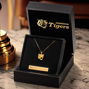 純金関連商品 阪神タイガース創設90周年記念勝利の猛虎純金ペンダント