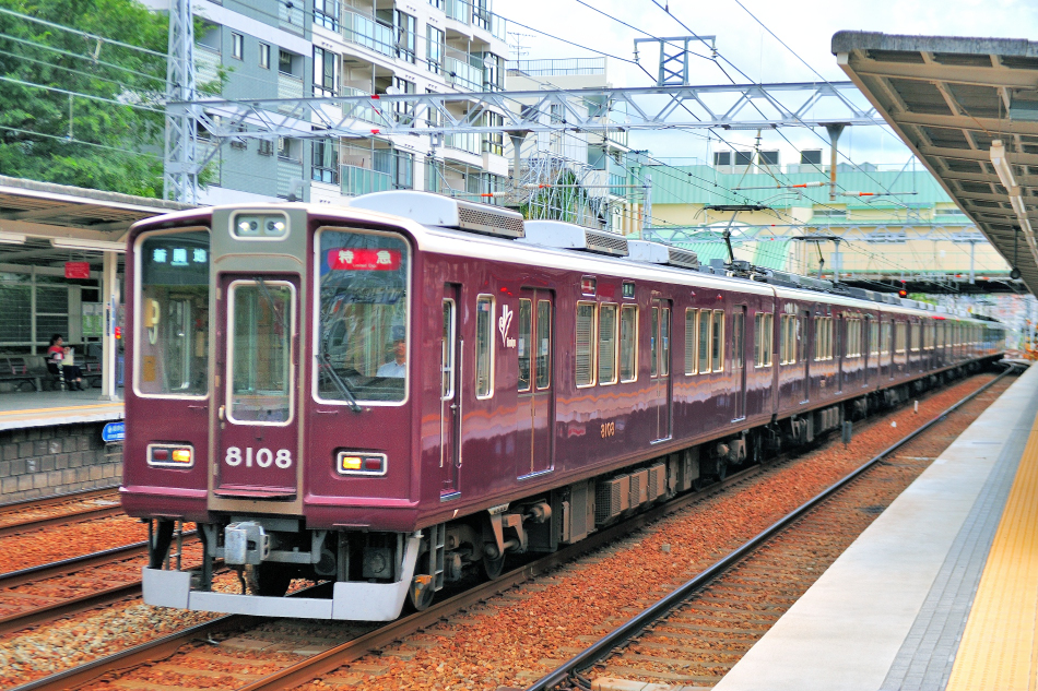 阪急電鉄神戸線8000系の8008F(シングルアームパンタグラフ搭載) 阪急