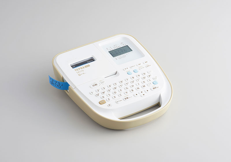 シンプルな機能でオフィスや家庭で使いやすい ラベルライター「テプラ