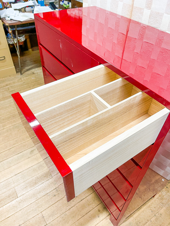 伝統的な赤い木製タンス 伝統的な赤い木製タンス