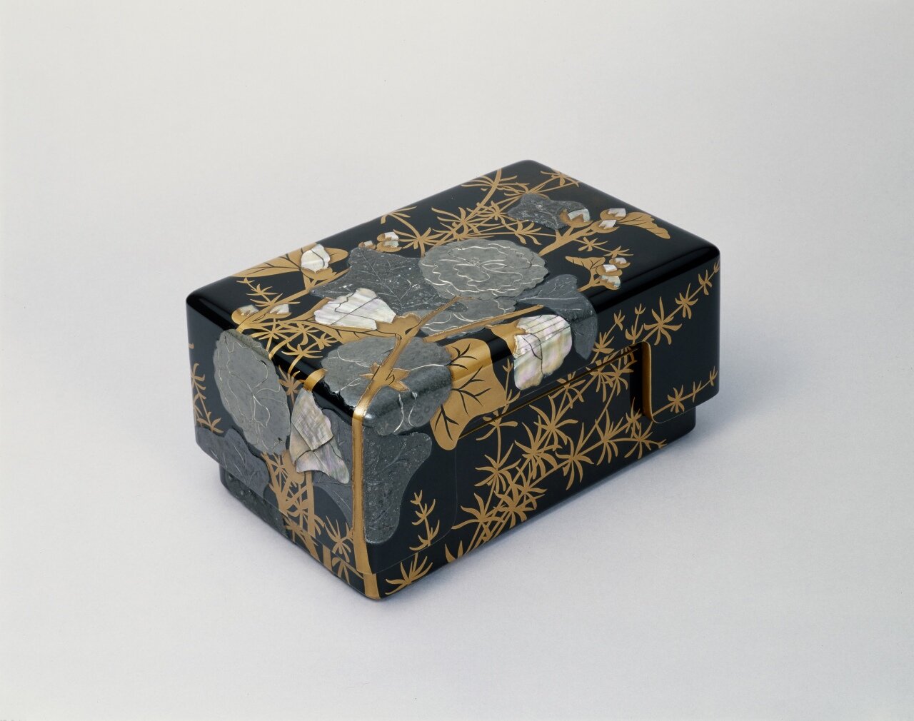 紅葵花蒔絵硯箱 尾形光琳作 | 漆工芸 - コレクション - 荏原 畠山美術館