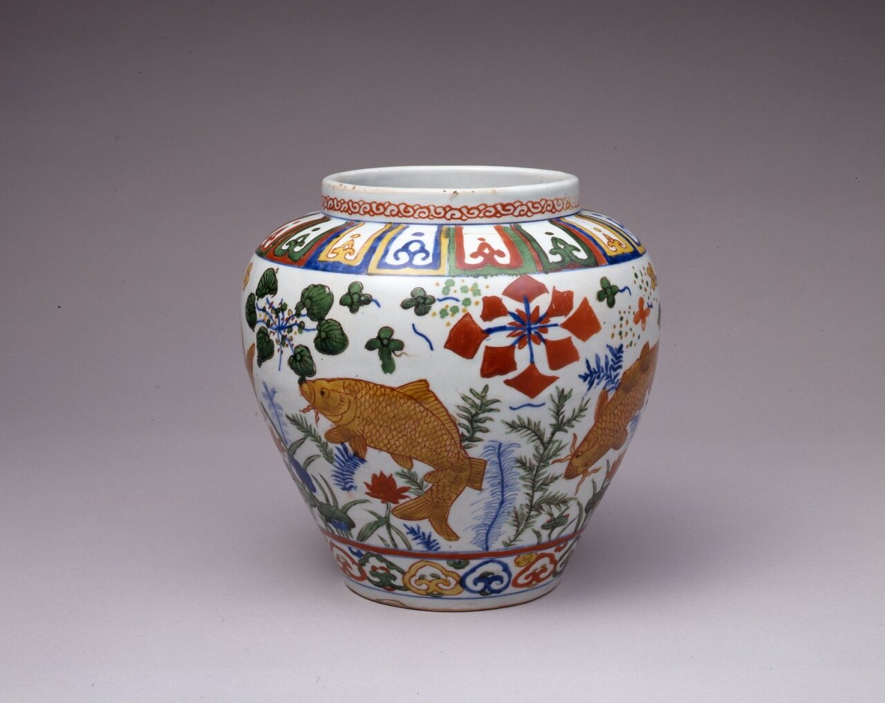 五彩魚藻文壷 | 鑑賞物 - コレクション - 荏原 畠山美術館