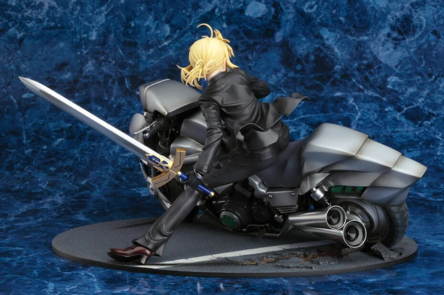 重厚なデザインのバイクを駆る姿が美しい……『Fate/Zero』よりセイバー