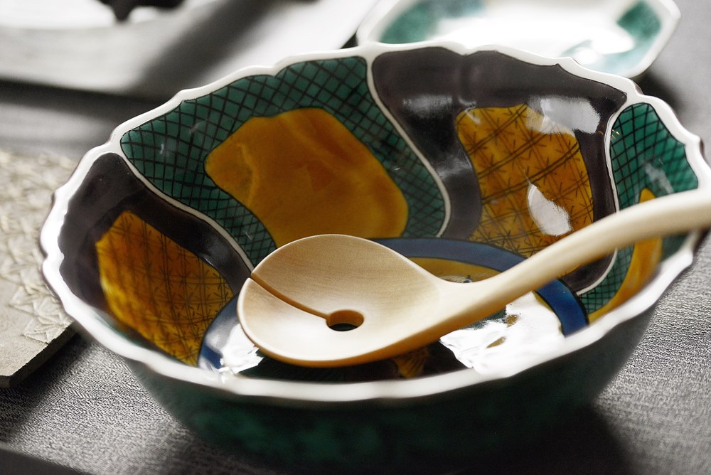 瑛生の器（九谷美陶園）｜吉田屋手椿文様大鉢 ｜作家の器と暮らす。IVORY