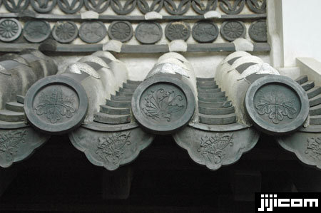 世界遺産・姫路城。築城した池田家の家紋「アゲハ蝶」が入った