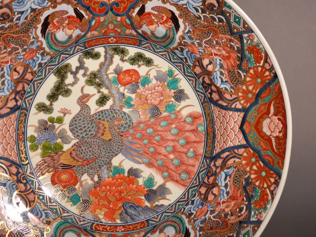 献上手古伊万里焼】飾絵皿（特大）染錦本金孔雀絵